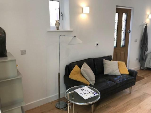 The Coach House 75 Epsom Road Apartment Guildford Bagian luar foto